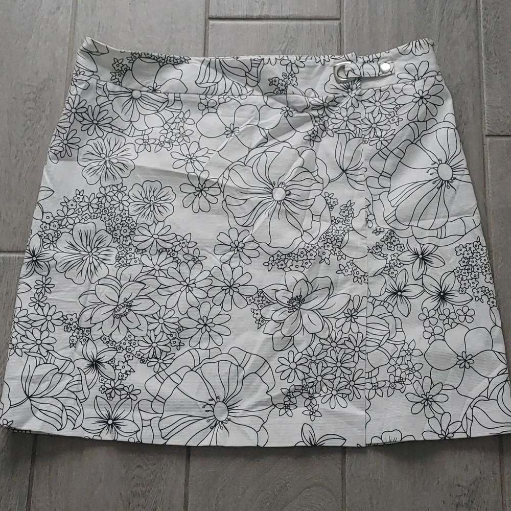 Women's Size 16 Versailles White Mini Skirt With Black Outlined Flowers Y2K - Picture 2 of 12